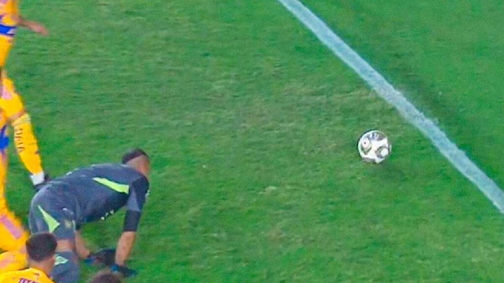 ¡Milagro en la Final! Tigres se rescata de un gol gracias al pasto |VIDEO