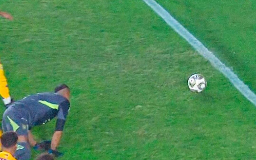 ¡Milagro en la Final! Tigres se rescata de un gol gracias al pasto |VIDEO