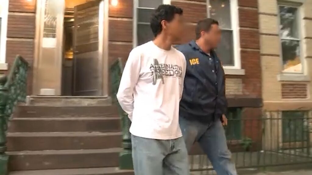 Casi 75,000 personas sin antecedentes criminales detenidas por ICE en operativos de inmigración