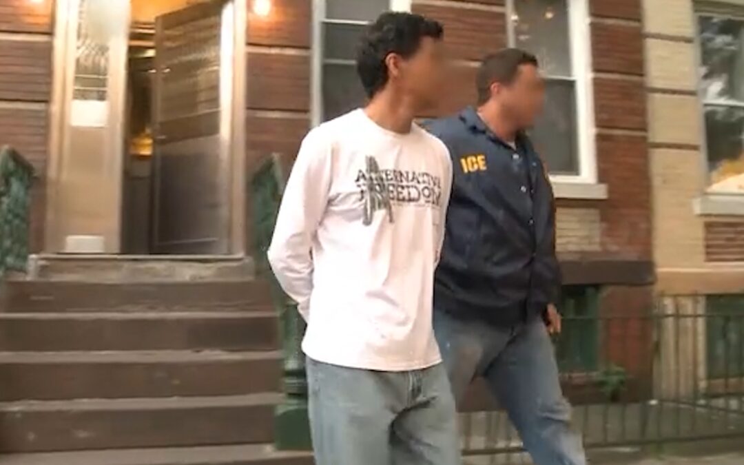 Casi 75,000 personas sin antecedentes criminales detenidas por ICE en operativos de inmigración