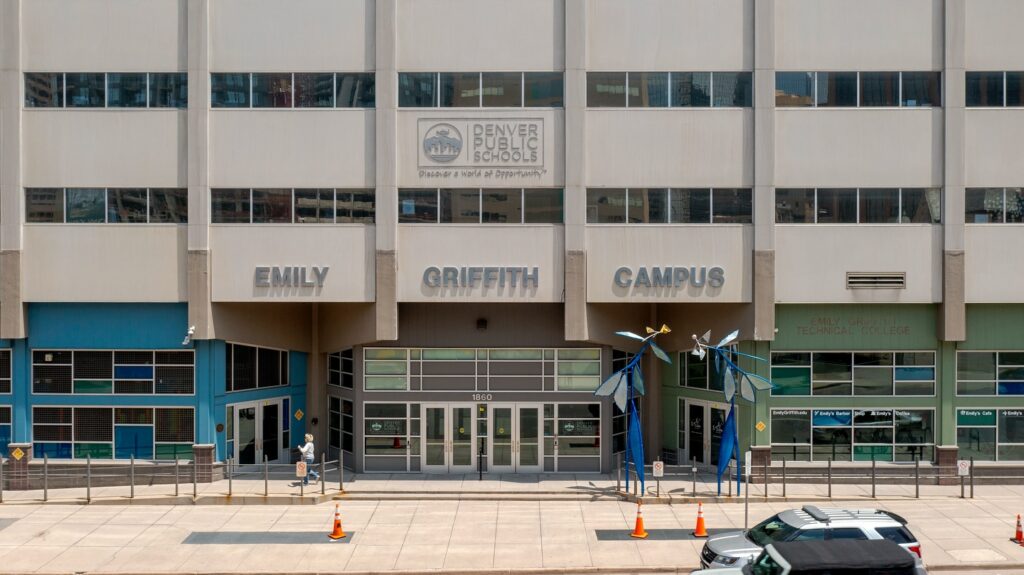 El Distrito Escolar de Denver Realiza la Compra de Estacionamiento en Uptown por $2.5 Millones