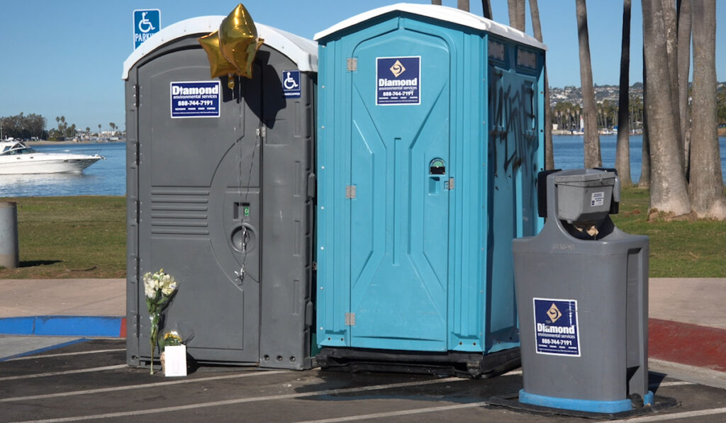 Investigación en San Diego por la muerte de un bebé hallado en un baño portátil en Mission Bay