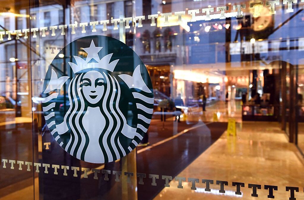 Starbucks Huelga: Baristas de Denver Exigen Mejores Condiciones Laborales en la Red Cup Rebellion