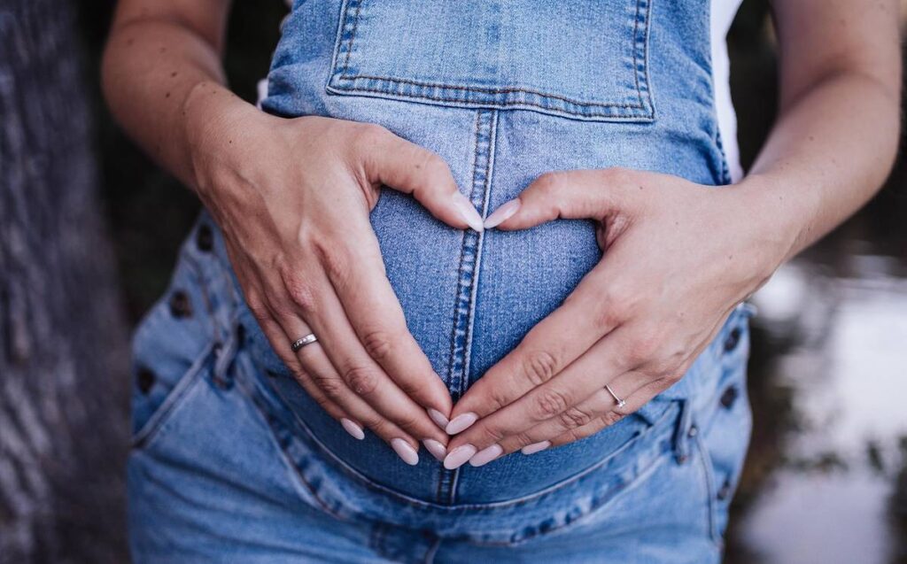 Embarazo Inesperado: Mujer en Sacramento Da a Luz a un Bebé Gestado en su Abdomen