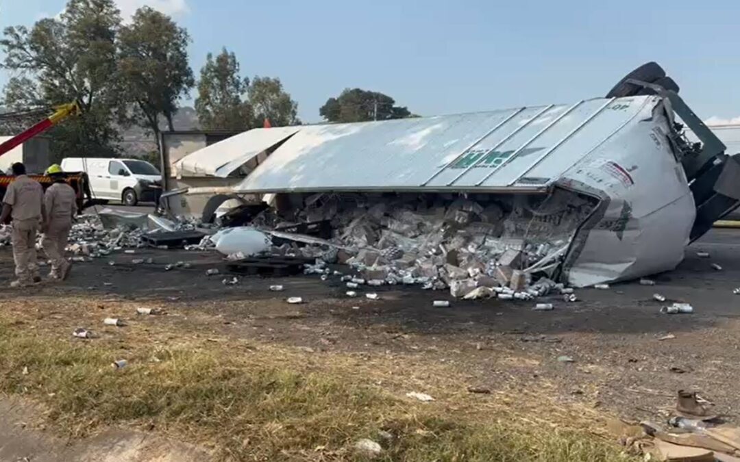 Accidente de tráiler cargado de cervezas en la carretera a Zapotlanejo provoca rampiña