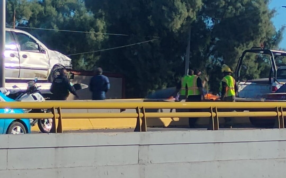 Accidente en Torreón: Camioneta Vuelca en el Puente del Bulevar Libertad