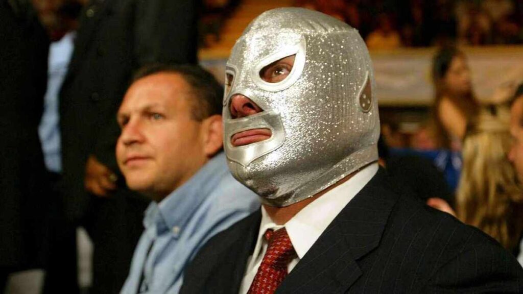 El Hijo del Santo recibe el apoyo de la afición en su lucha de retiro: un verdadero ejemplo a seguir