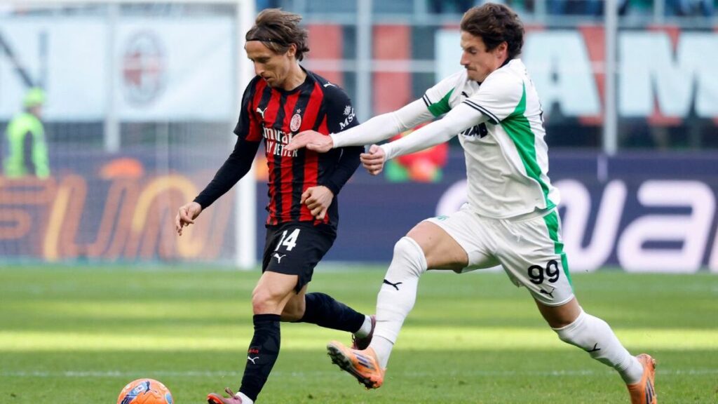 El Empate del Milan ante Sassuolo: ¿Qué Significa la Ausencia de Santi Gimenez?