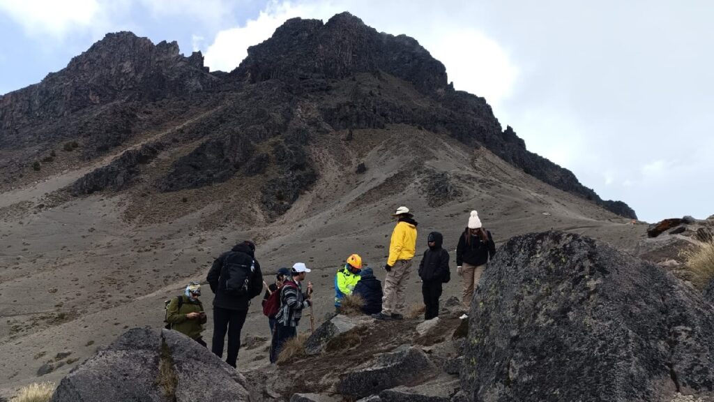 Rescate Heroico en el Nevado de Colima: Paseantes Extraviados y Emergencia Médica