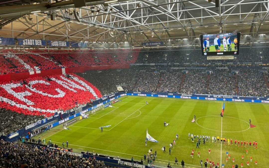 Aficionados del Schalke 04 impresionan con un mosaico para el Nürnberg en Bundesliga 2