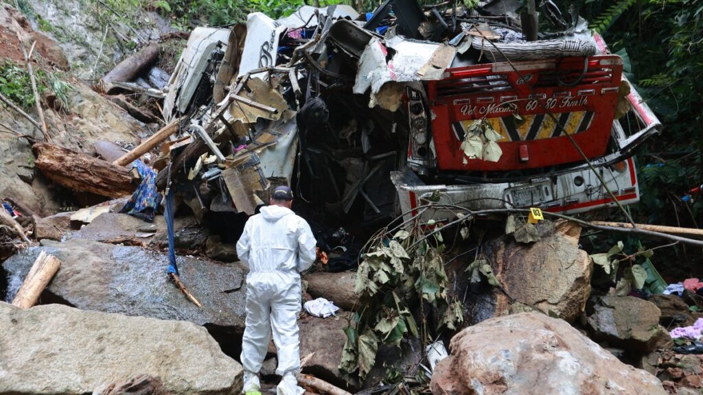 Accidente Trágico: Autobús de Viaje de Graduación Cae a un Abismo y Cobran 16 Vidas