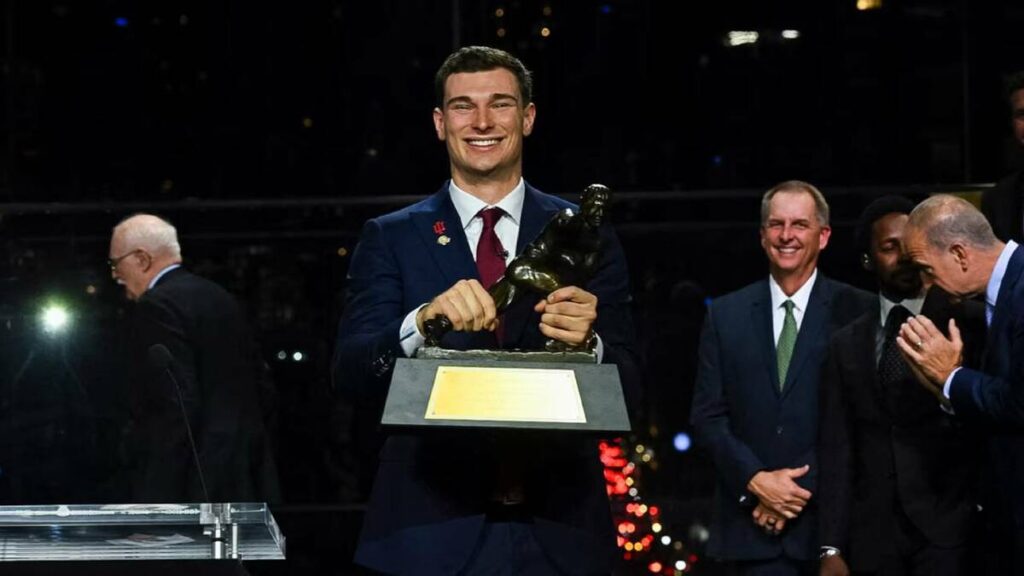 Fernando Mendoza: Primer Jugador Cubano en Ganar el Trofeo Heisman en Sacramento
