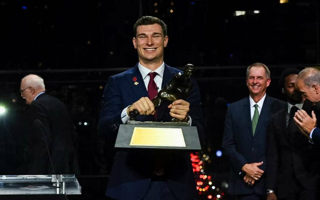 Fernando Mendoza: Primer Jugador Cubano en Ganar el Trofeo Heisman en Sacramento