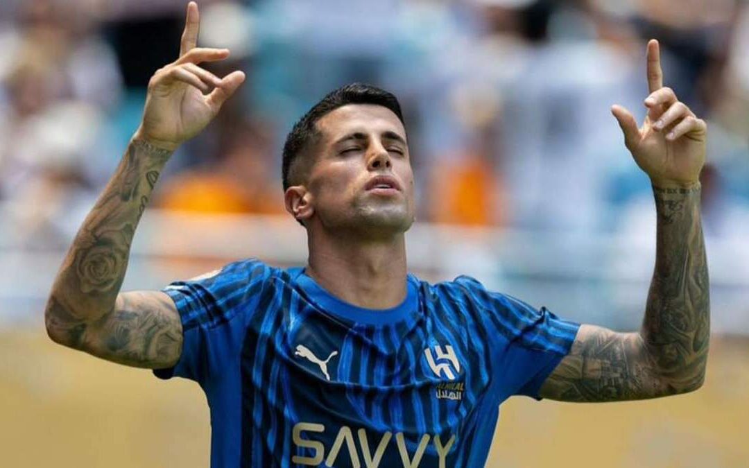 Joao Cancelo protagoniza un video polémico tras agredir a un aficionado en un vuelo