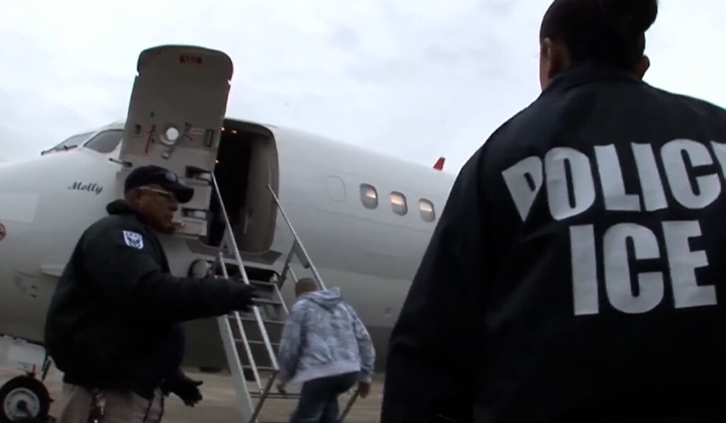 Controversia por la Campaña Navideña de Auto Deportación para Inmigrantes Indocumentados