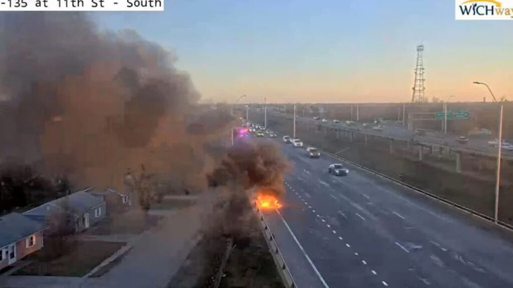 Incendio Vehicular en la I-135 en Wichita: Equipos de Emergencia Actúan Rápidamente