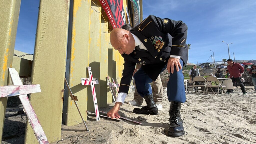Día Internacional del Migrante: Cruces en el Muro Fronterizo Honran Historias de Desesperanza