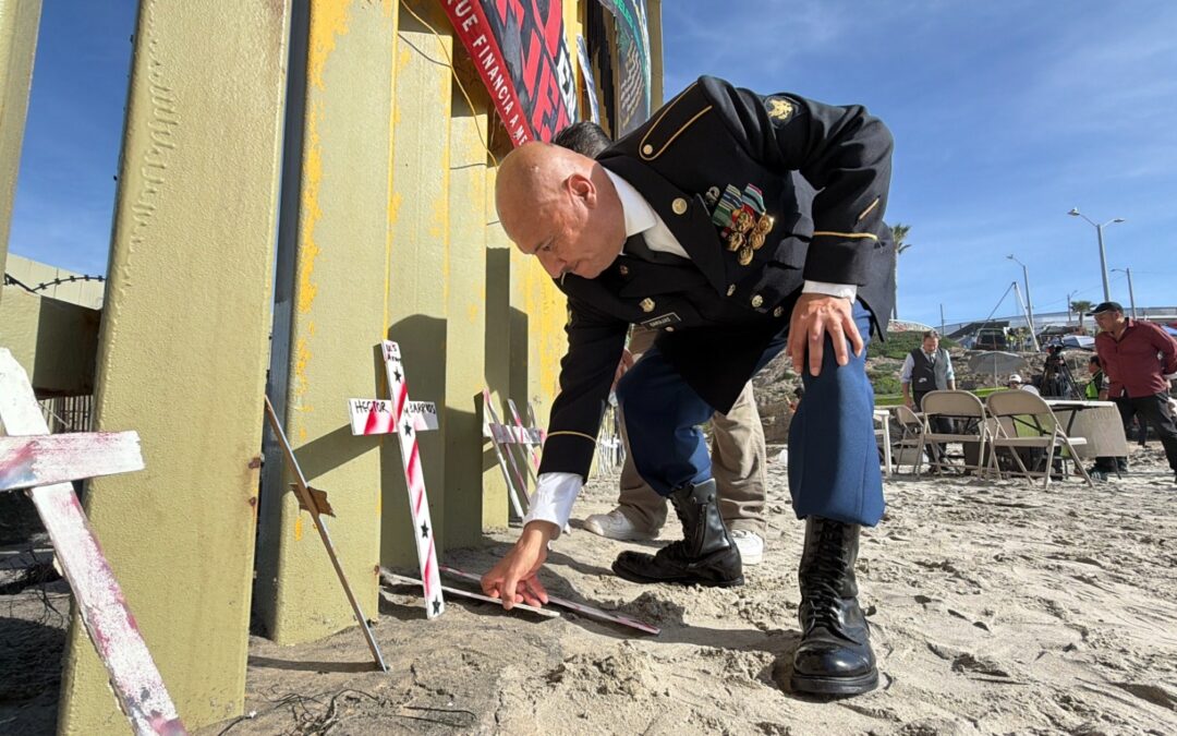 Día Internacional del Migrante: Cruces en el Muro Fronterizo Honran Historias de Desesperanza