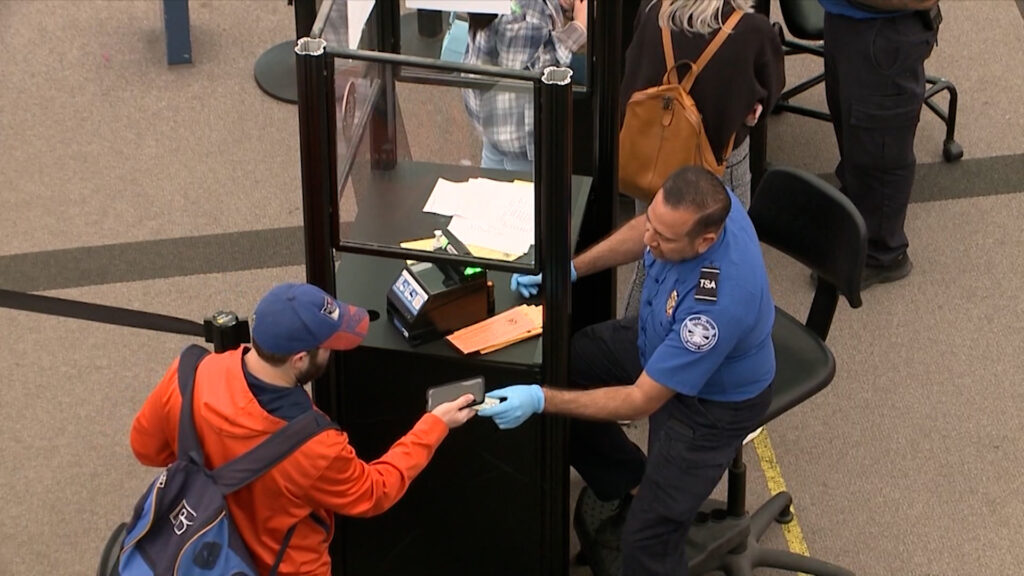 ICE y TSA: La Colaboración que Afecta los Vuelos y la Deportación