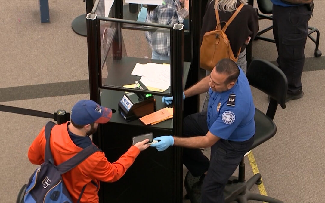 ICE y TSA: La Colaboración que Afecta los Vuelos y la Deportación