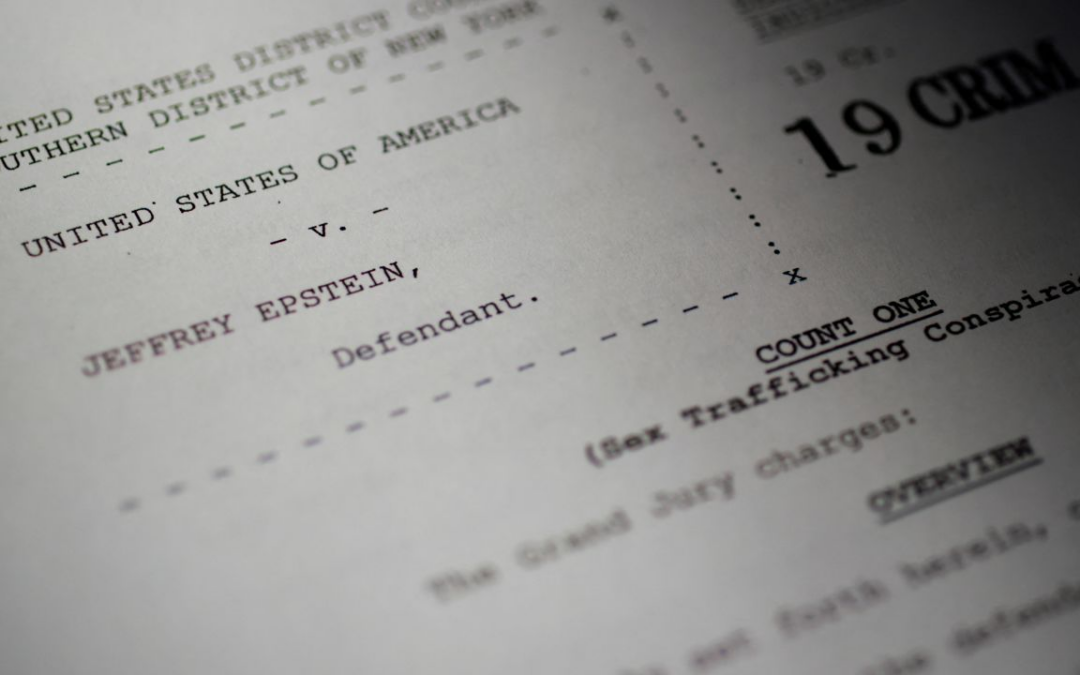 Víctimas de Epstein Denuncian Censura Irregular de Archivos por el Departamento de Justicia