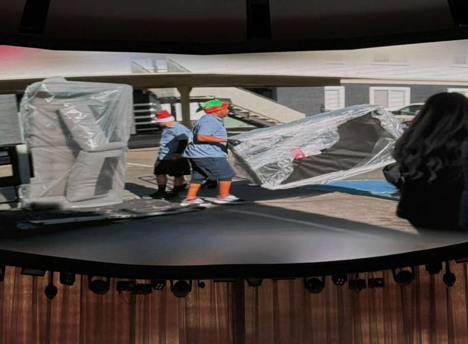 Navidad Solidaria: 30 Familias de Las Vegas Reciben Muebles Nuevos y Regalos