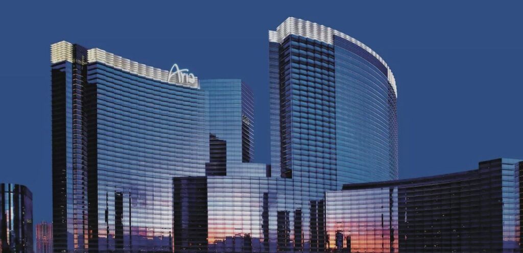 Incendio en estacionamiento del Strip de Las Vegas: Tres vehículos afectados y sin heridos