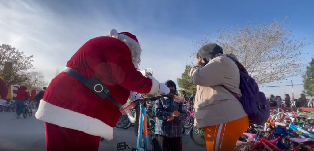 El Santa Bombero: Cumpliendo Sueños de Niños en Ciudad Juárez Esta Navidad