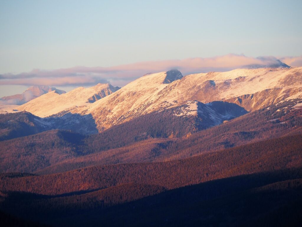Estaciones de esquí en Colorado enfrentan escasez de nieve en el invierno 2025-26