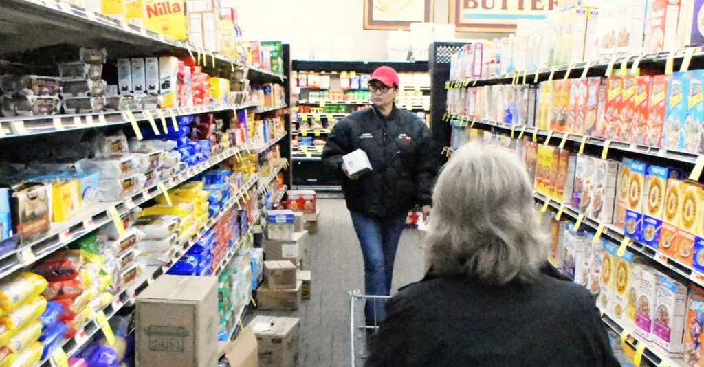 Albuquerque: Comunidad Ayuda a Adultos Mayores a Obtener Vivienda Permanente Tras 8 Años de Indigencia