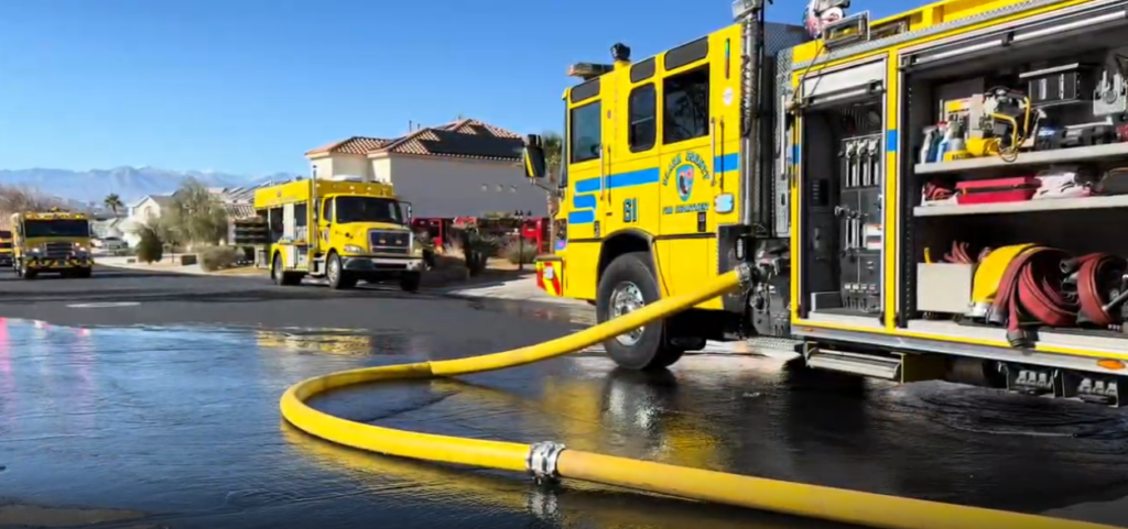Tragedia en Las Vegas: Un fallecido y tres bomberos heridos tras colapso en incendio residencial