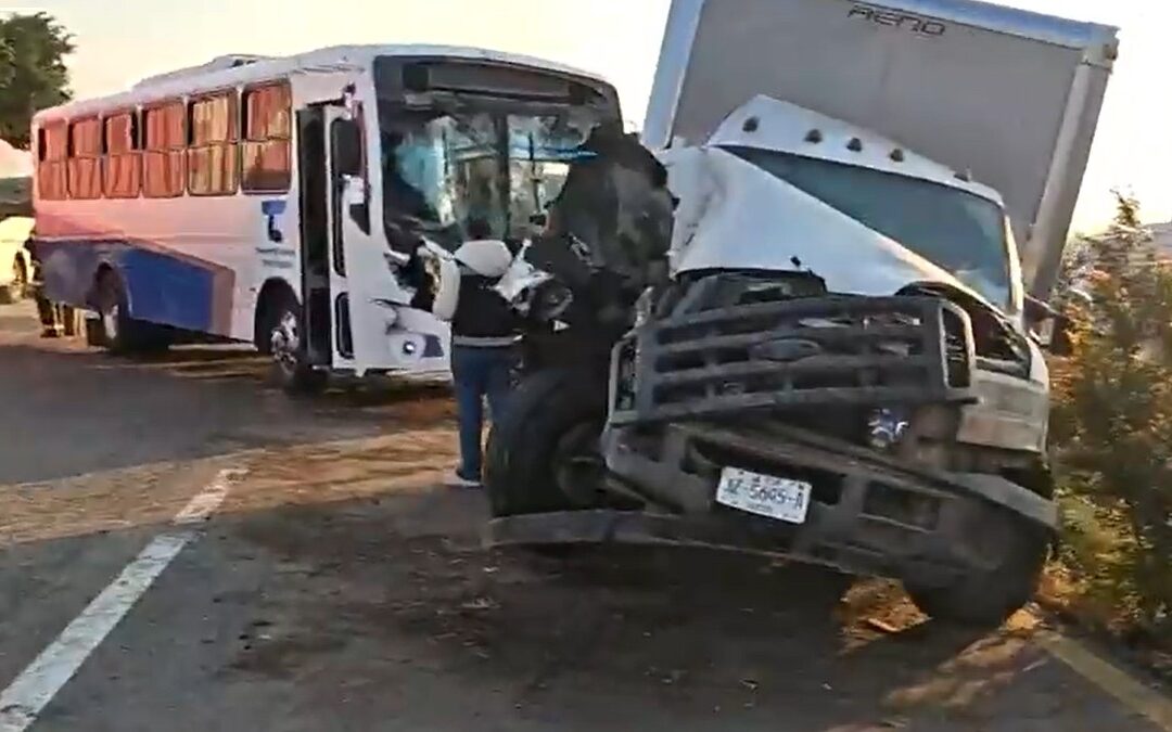Impactante choque múltiple en la Carretera Guadalajara-Colima deja 18 lesionados