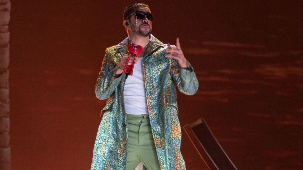 Bad Bunny enfrenta posible multa por tocar pieza arqueológica en el Museo de Antropología