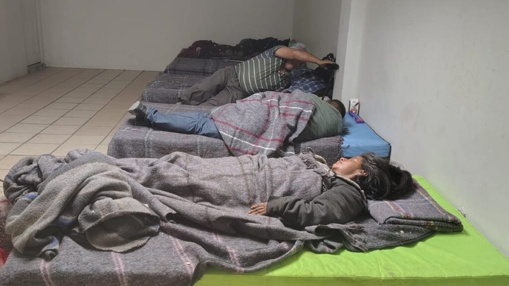 Albergue en Torreón ofrece refugio del frío a personas en situación de calle