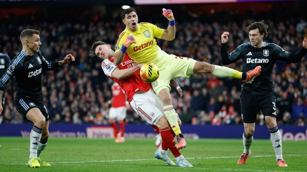 Dibu Martínez sufre un desliz con Aston Villa en la goleada del Arsenal