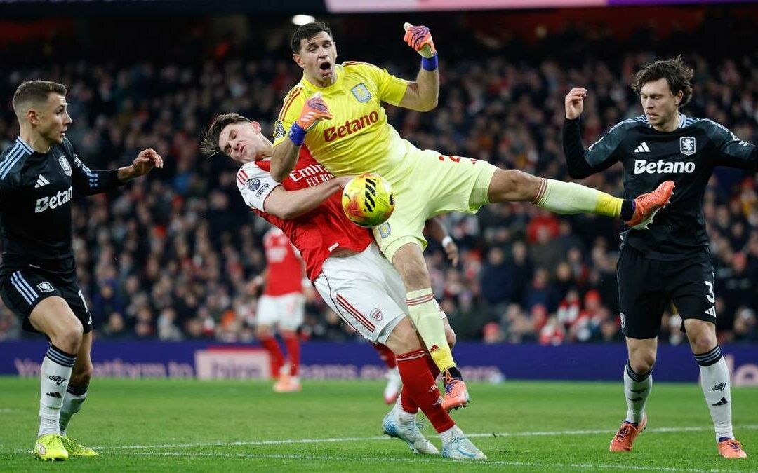 Dibu Martínez sufre un desliz con Aston Villa en la goleada del Arsenal