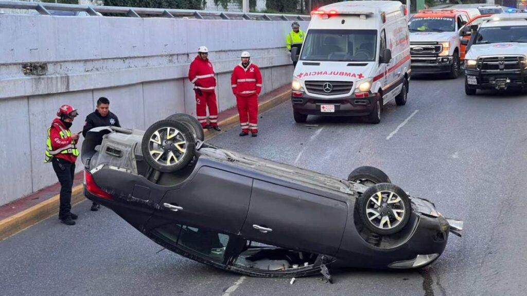 Accidente de Tráfico: Volcadura en Auto Obstruye Vialidad en Garza Sada y Lázaro Cárdenas, Monterrey