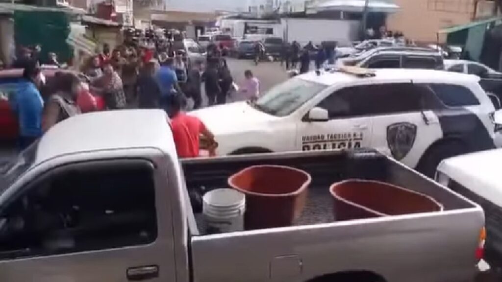 Conflicto en Querétaro: Comerciantes Agreden a Policías Durante Operativo Antipirotecnia