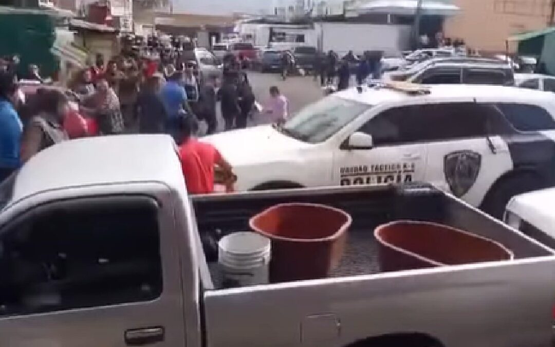 Conflicto en Querétaro: Comerciantes Agreden a Policías Durante Operativo Antipirotecnia