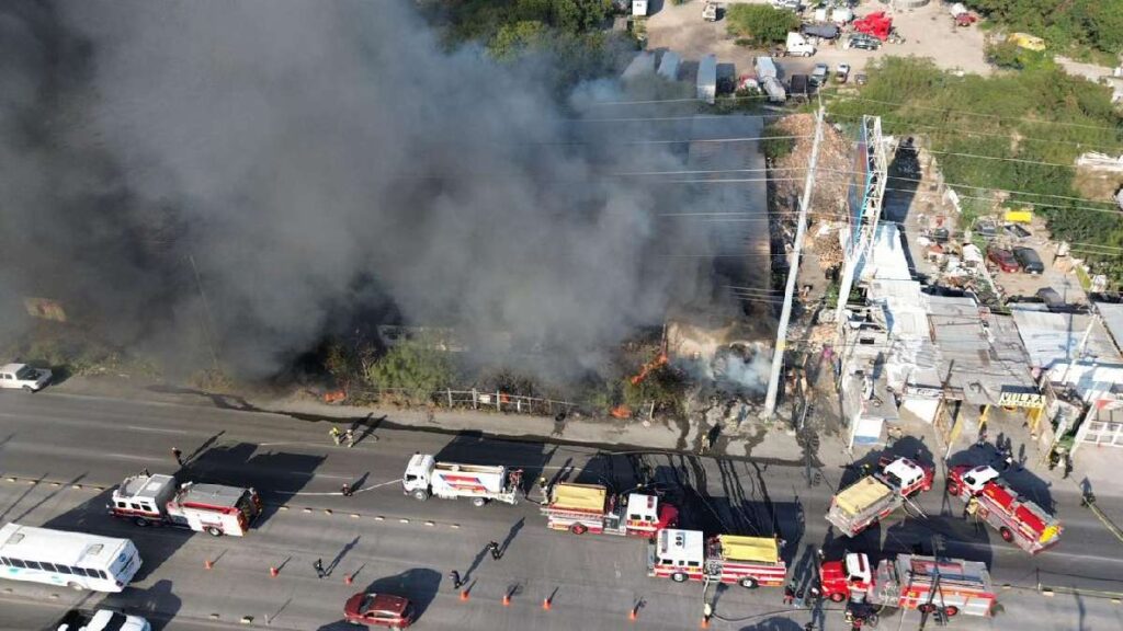 Incendio en Almacén en Monterrey Causa Movilización de Emergencia