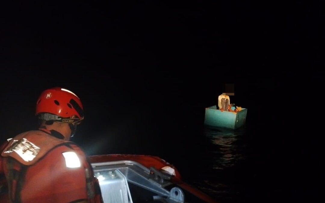 Rescate Marítimo: Marina Salva a Tres Náufragos de Embarcación Pesquera en Chiapas