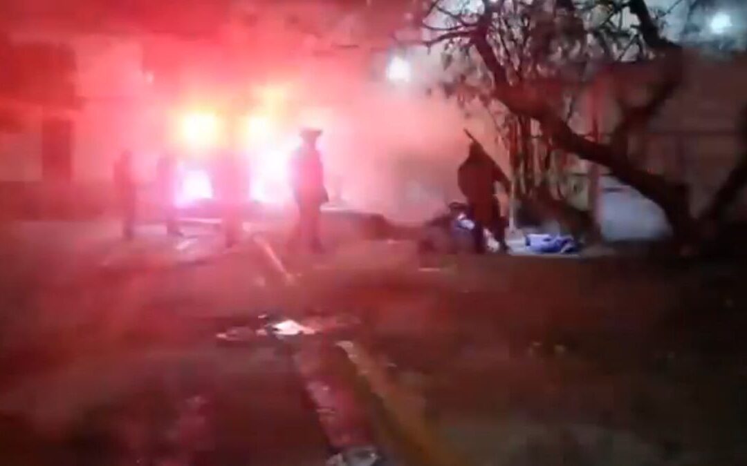 Incendio en Monterrey: Tienda de Abarrotes Consumida y Rescate Activo