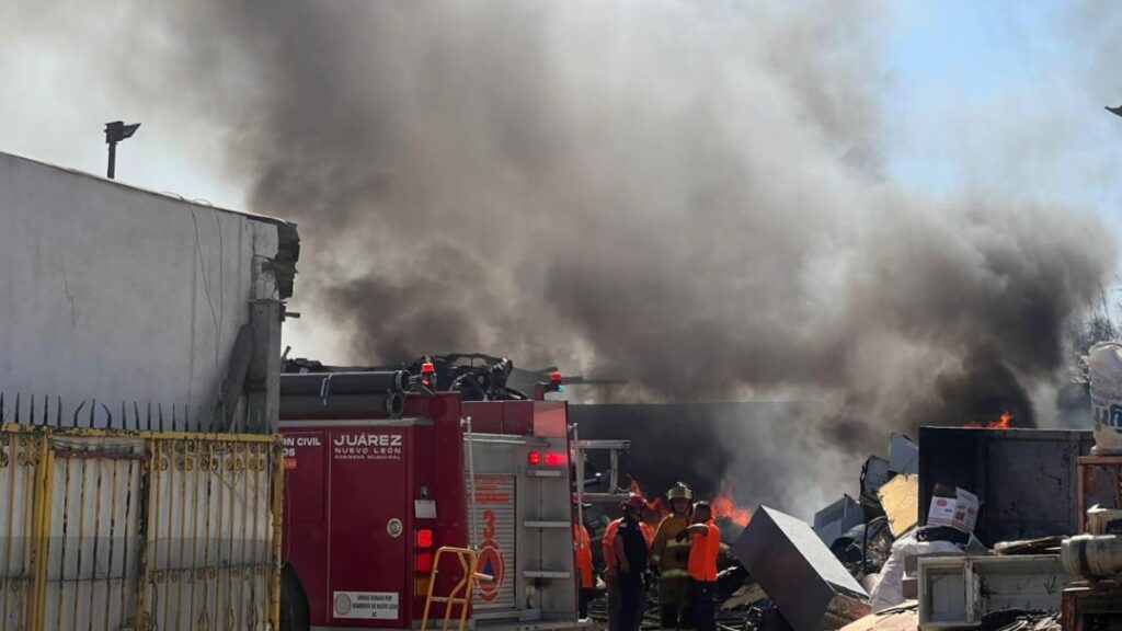 Incendio en Juárez: Rescate de emergencia en empresa recicladora de Nuevo León