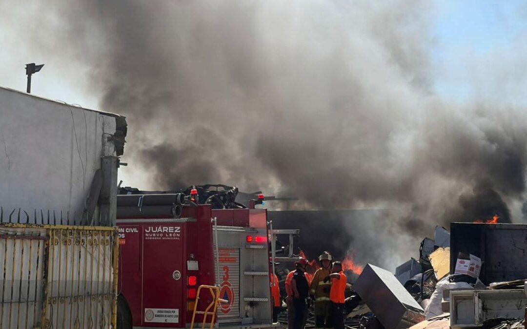 Incendio en Juárez: Rescate de emergencia en empresa recicladora de Nuevo León