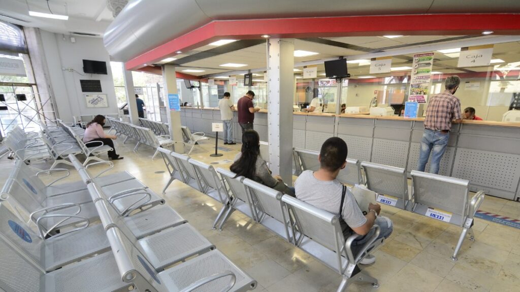 Caos en el Servicio de Recaudadoras en Guadalajara Durante el Primer Día de Pago del Predial