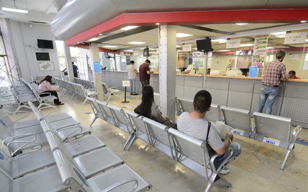 Caos en el Servicio de Recaudadoras en Guadalajara Durante el Primer Día de Pago del Predial