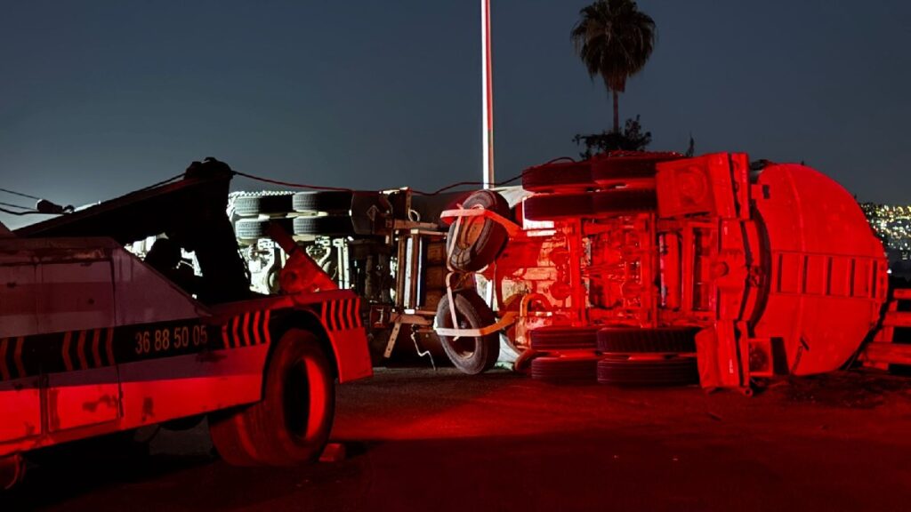 Accidente Vial: Pipa Volcada en la Carretera a Chapala, Cerca del Aeropuerto de Guadalajara