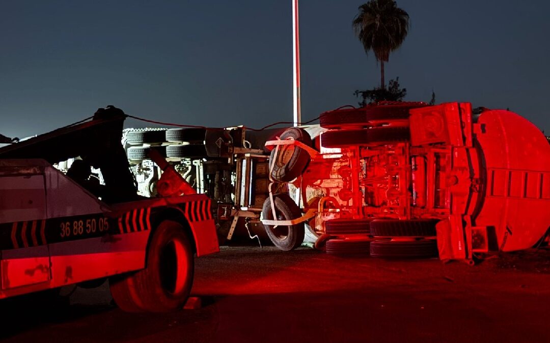 Accidente Vial: Pipa Volcada en la Carretera a Chapala, Cerca del Aeropuerto de Guadalajara