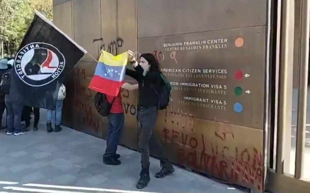 Protestas tras la captura de Nicolás Maduro: La Embajada de Estados Unidos en México atacada | VIDEO