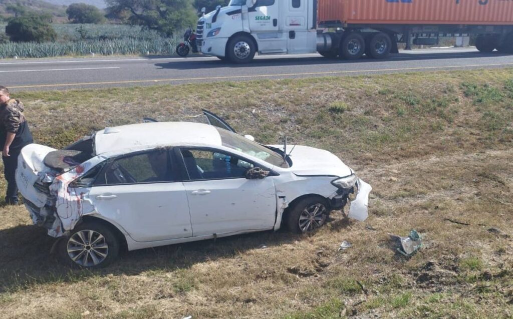 Accidente de tráfico en Michoacán: Volcadura en autopista deja varios heridos de gravedad